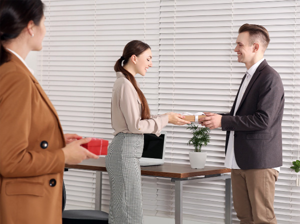 Ludiek afscheidscadeau_collega_cadeau_geven