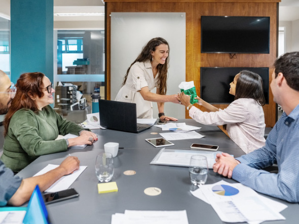 Aardigheidje_collega_cadeau_uitreiken