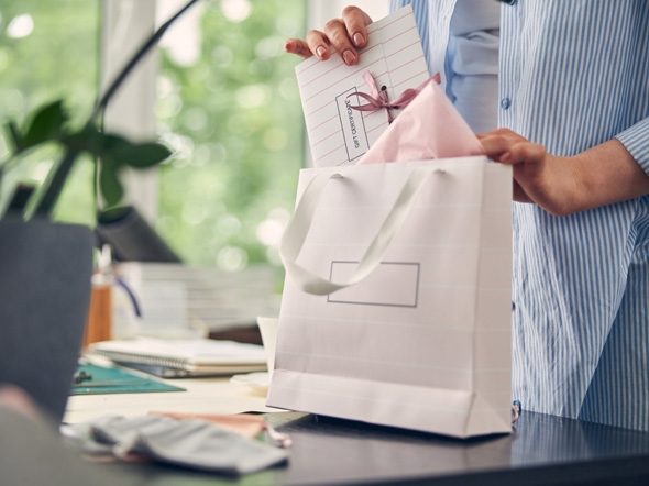 Bedrijfsgeschenken_personeel_tasje_uitpakken