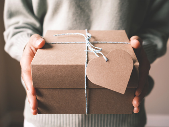 Leuke_gepersonaliseerde_cadeautjes_doos_met_strik