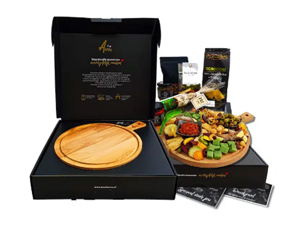 Leuke persoonlijke cadeaus foodpakket met lokaal lekkers