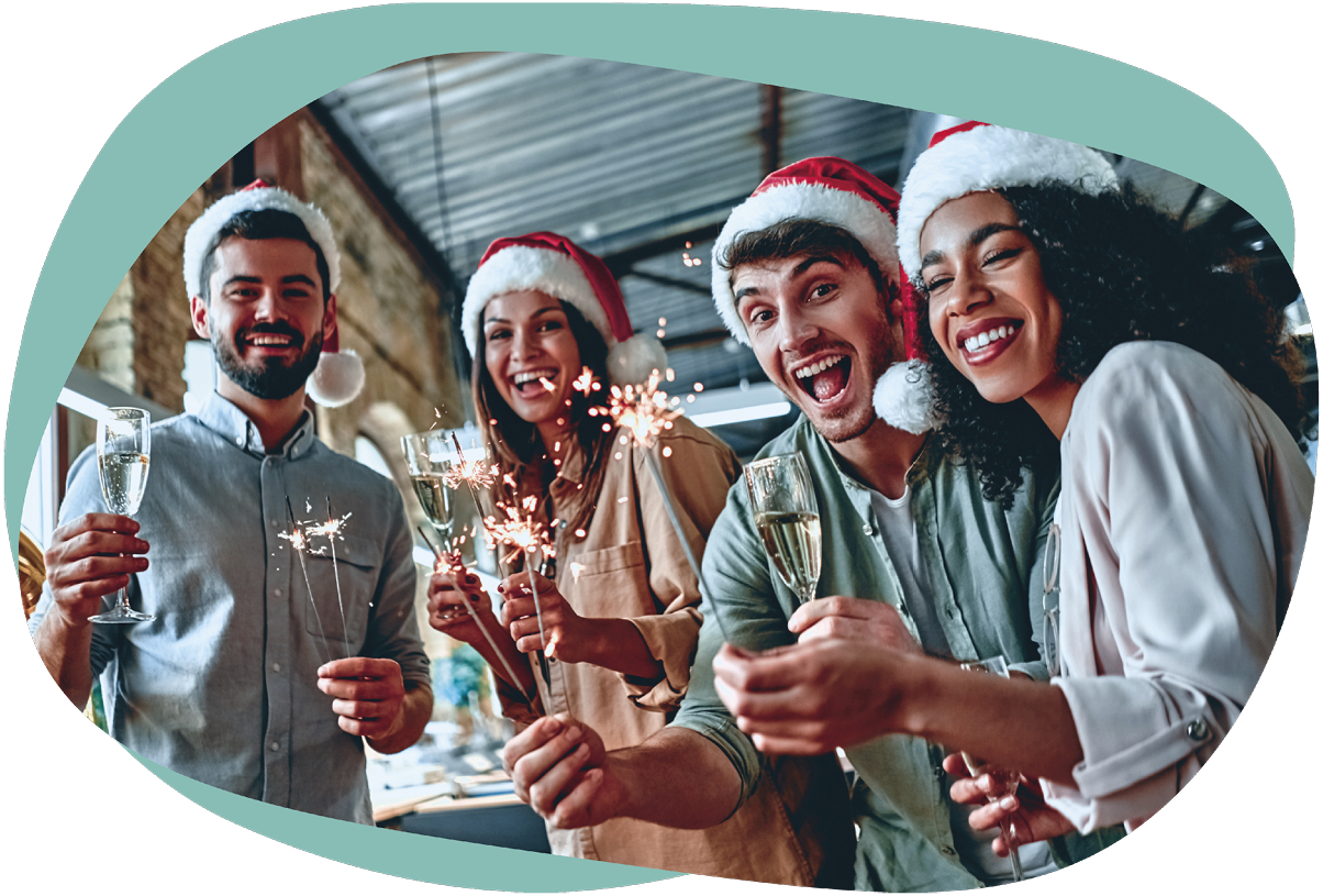 Personeel viert samen de feestdagen met kerstgeschenken, champagne en sterretjes