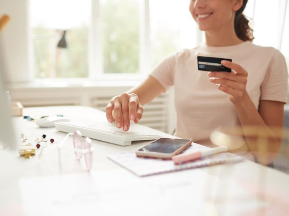 Cadeaubon wkr vrouw achter pc met giftcard